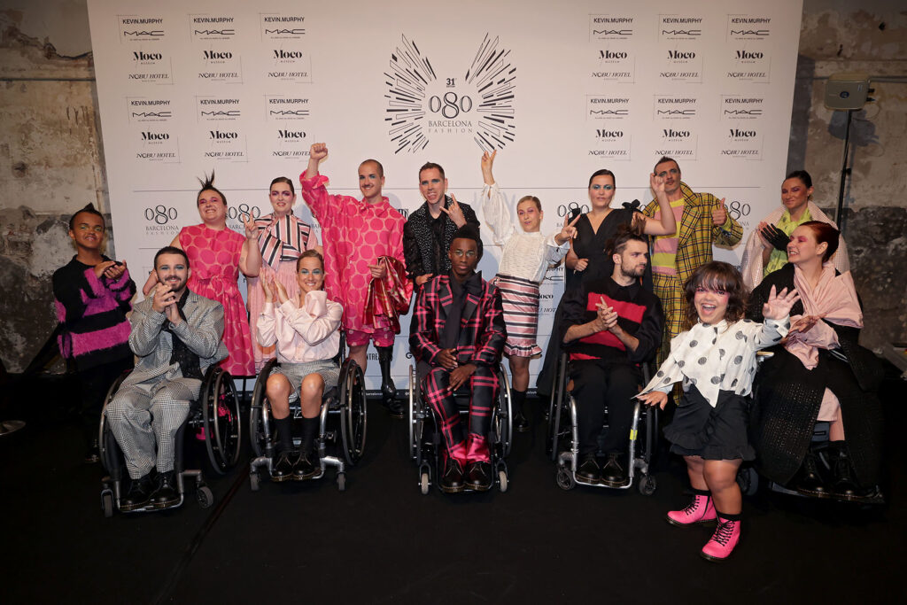 Foto de grupo de las 15 modelos con discapacidad en la Semana de la Moda de Barcelona.