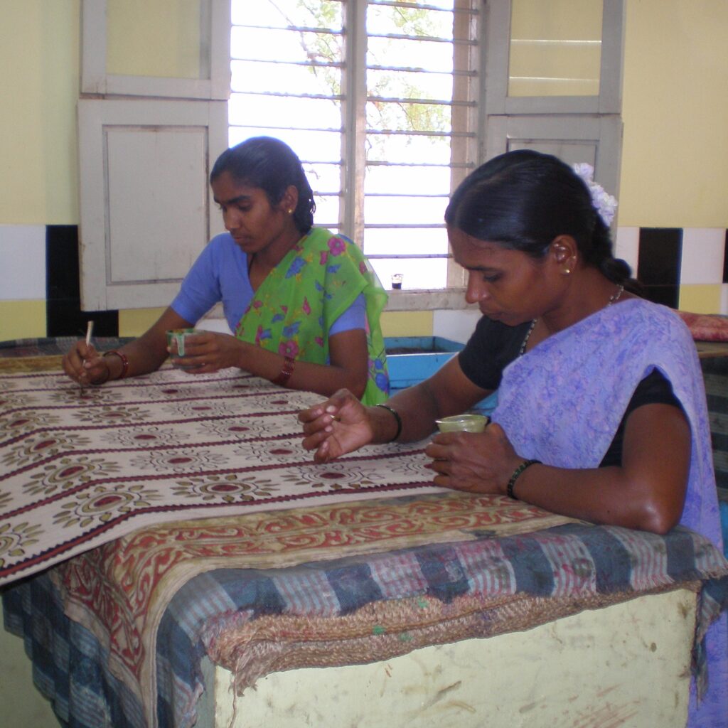 Imagen de 2 mujeres indias imprimiendo a mano